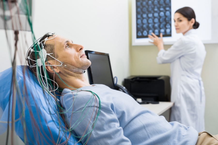 کاربردهای نوروتراپی: چگونه نوروتراپی می‌تواند به بهبود عملکرد مغز کمک کند؟